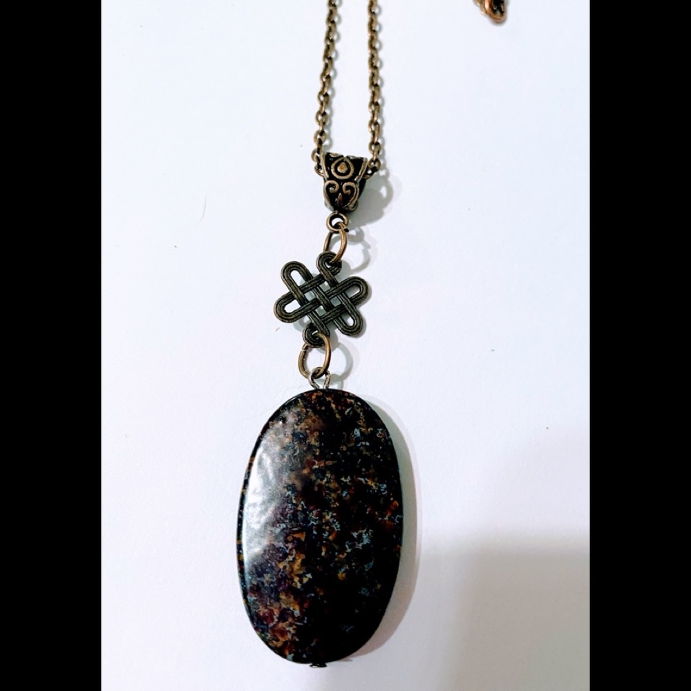 Stone pendant necklace